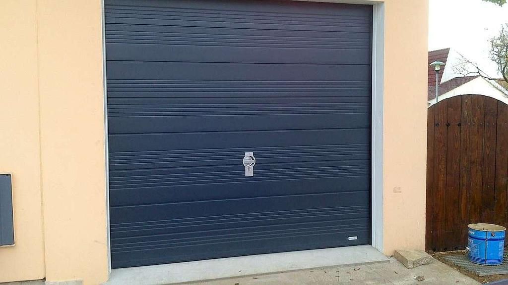 Porte de garage anthracite automatique