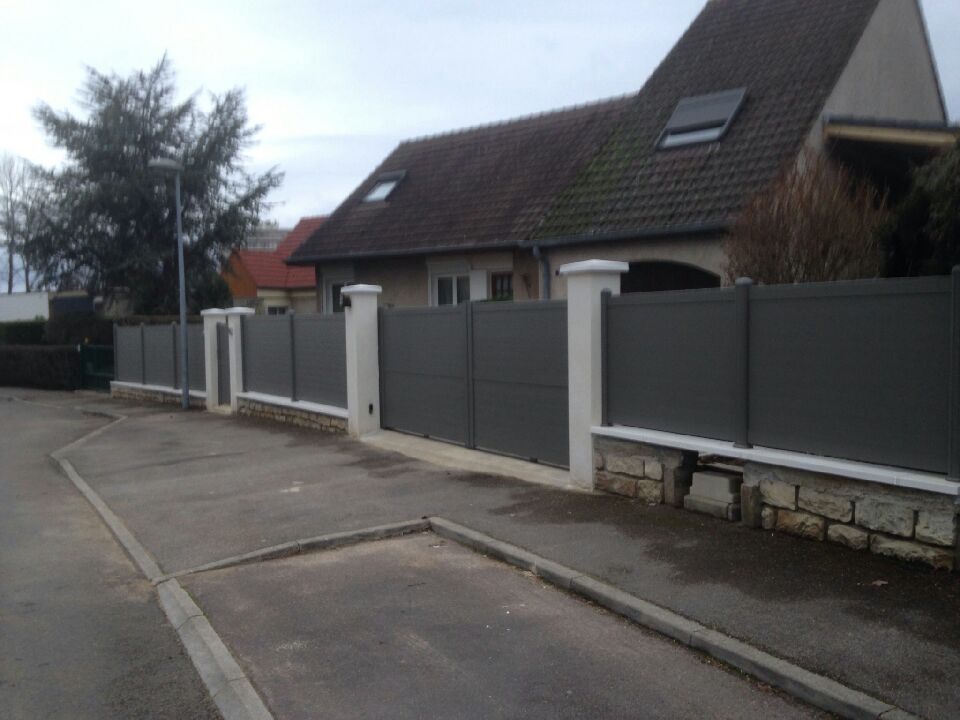 Portail et clôture gris