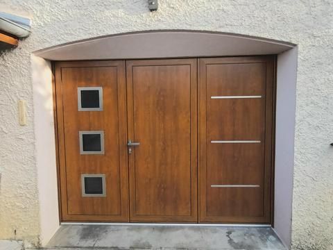 Une porte de garage latérale marron