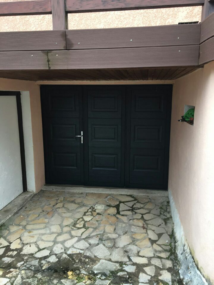 Porte de garage motorisée à cassette avec portillon central