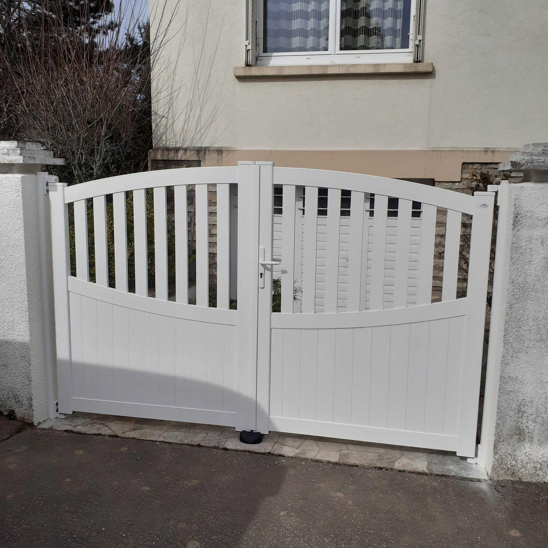 Portail en PVC blanc