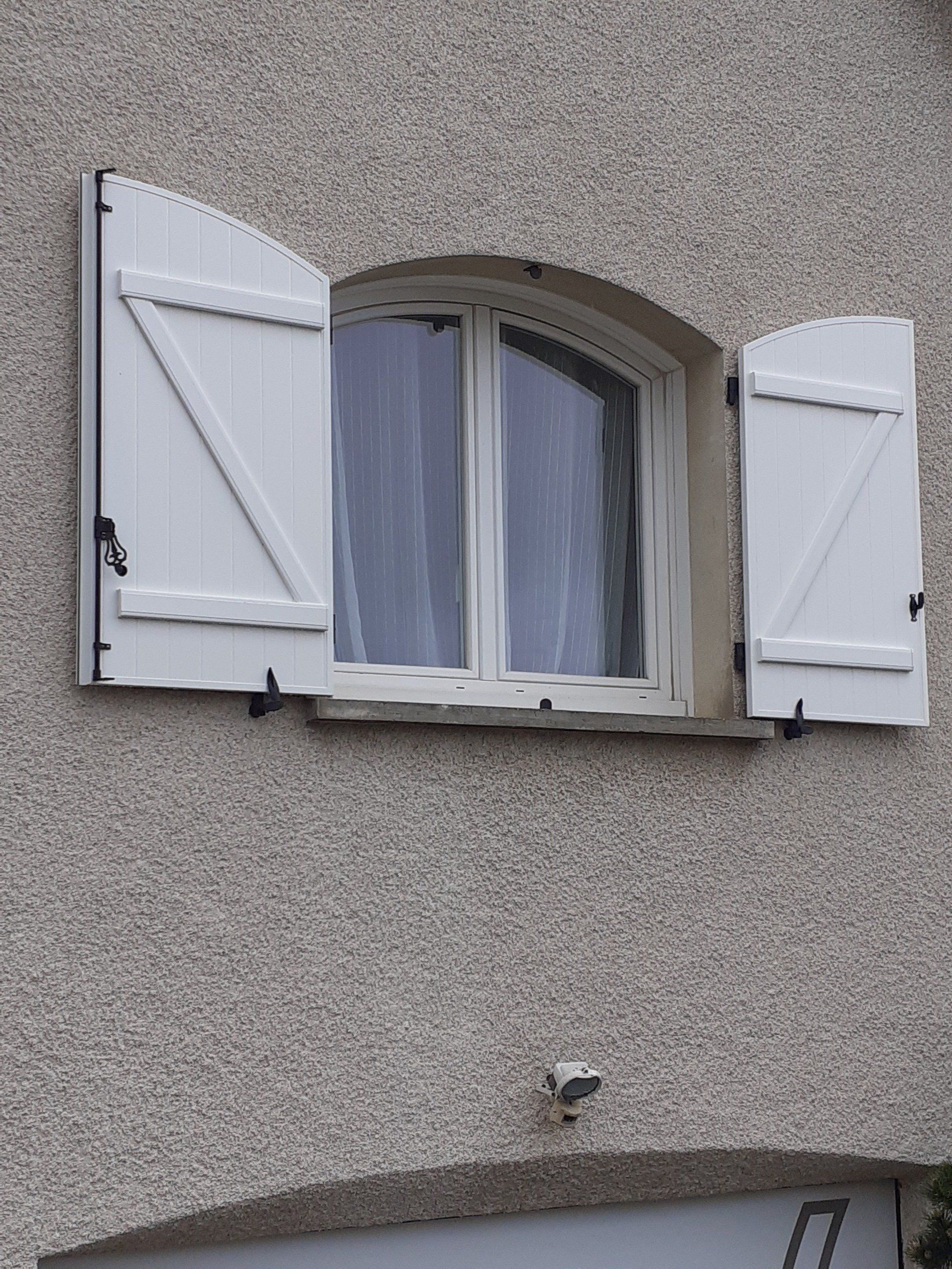 Des volets battants blancs
