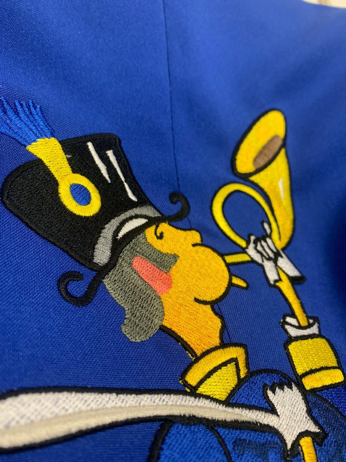 Eine rote Mütze wird auf einer Nähmaschine bestickt