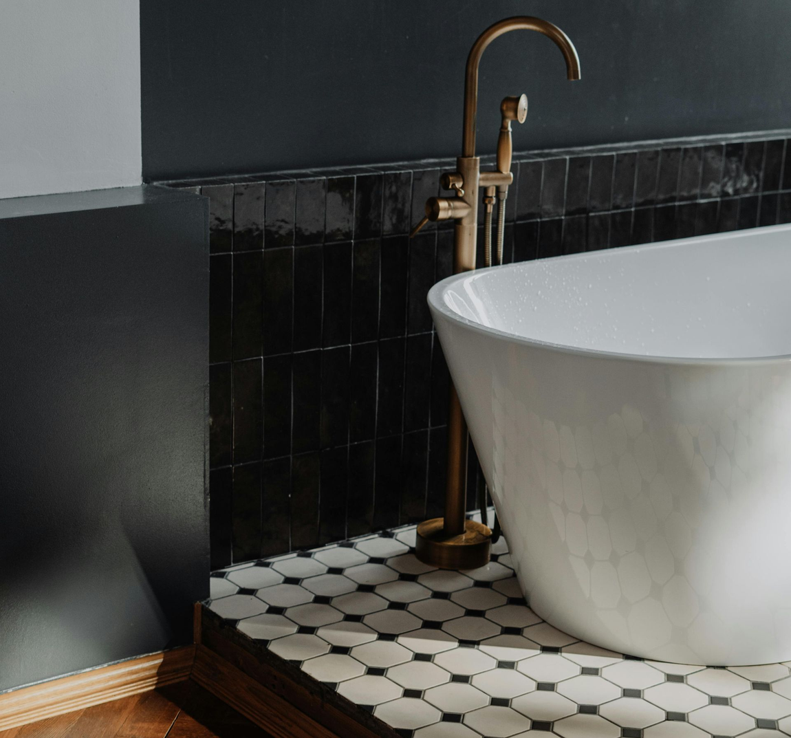 Salon moderne avec murs d'accent en pierre et éclairage encastré.