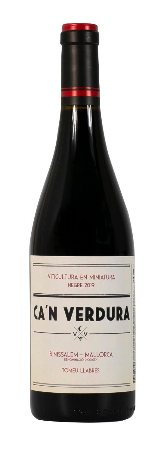 Una botella de vino tinto verdura en lata con una etiqueta blanca sobre un fondo blanco.