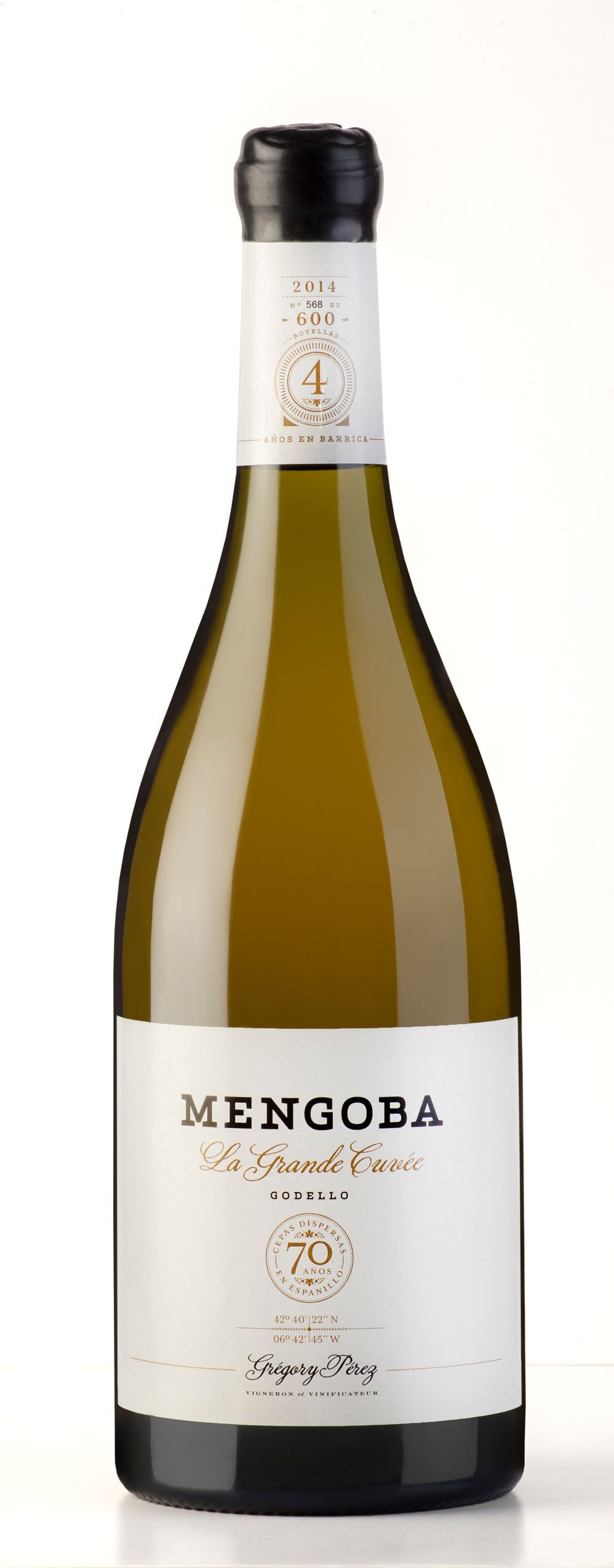 Una botella de vino mengoba con etiqueta blanca