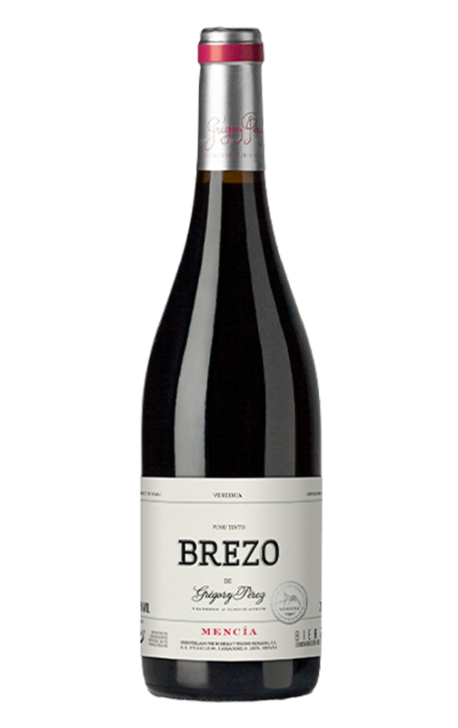 Una botella de vino brezo está sobre un fondo blanco.