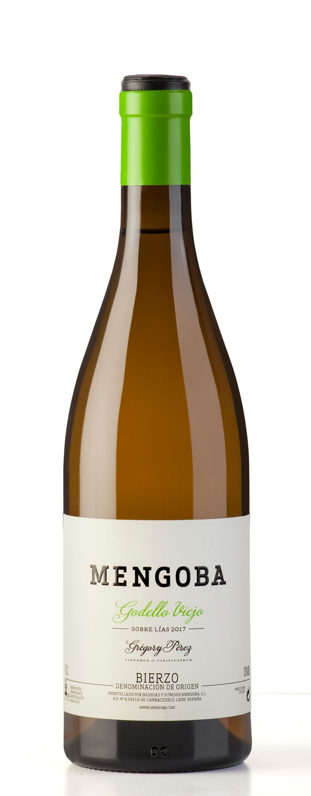 Una botella de vino mengoba con tapón verde sobre fondo blanco.