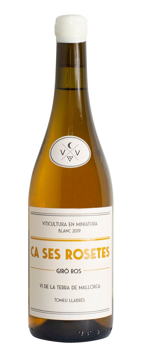 Una botella de vino con una etiqueta blanca sobre un fondo blanco.