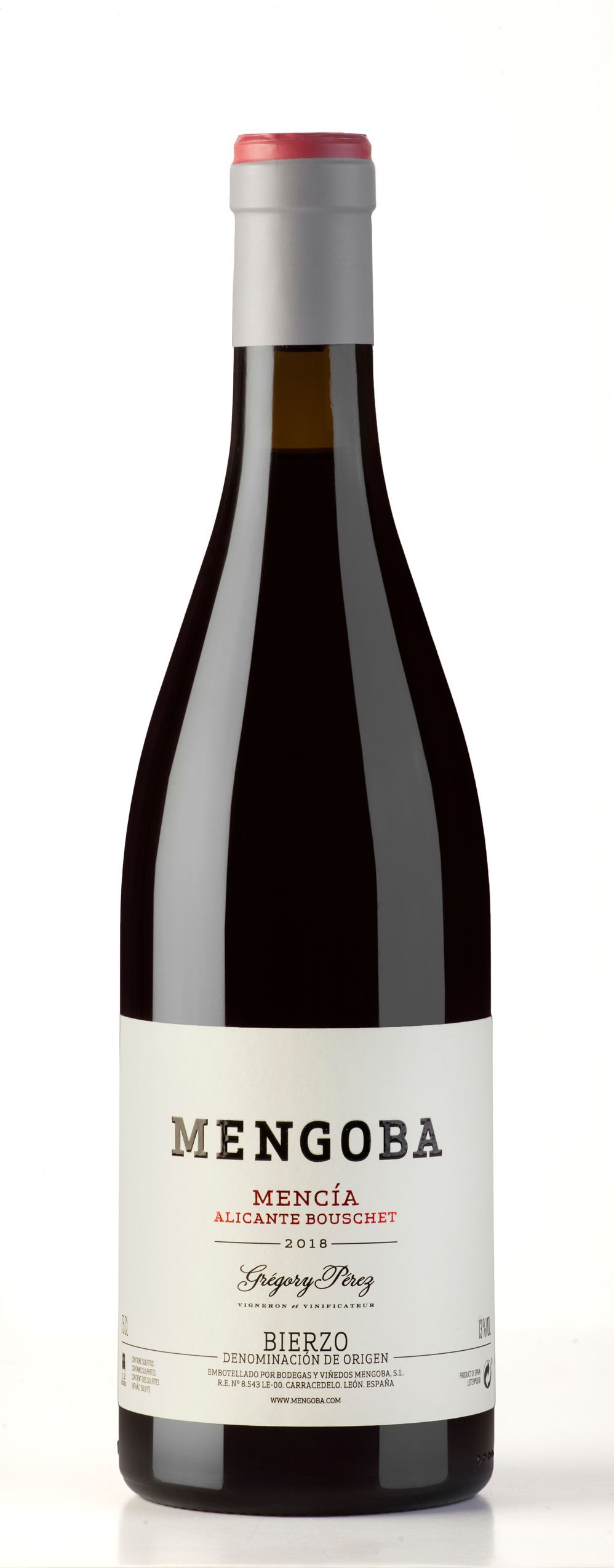 Una botella de vino mengoba reposa sobre una superficie blanca.