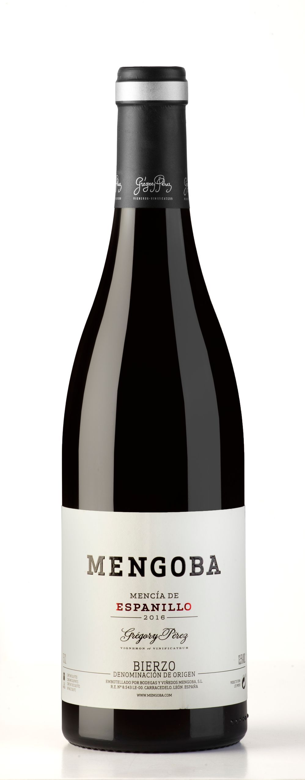 Una botella de vino mengoba reposa sobre una superficie blanca.