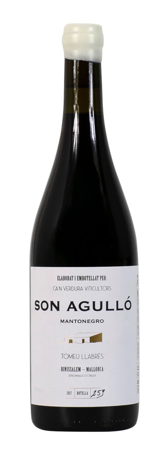 Una botella de vino son aguillo con etiqueta blanca sobre fondo blanco.