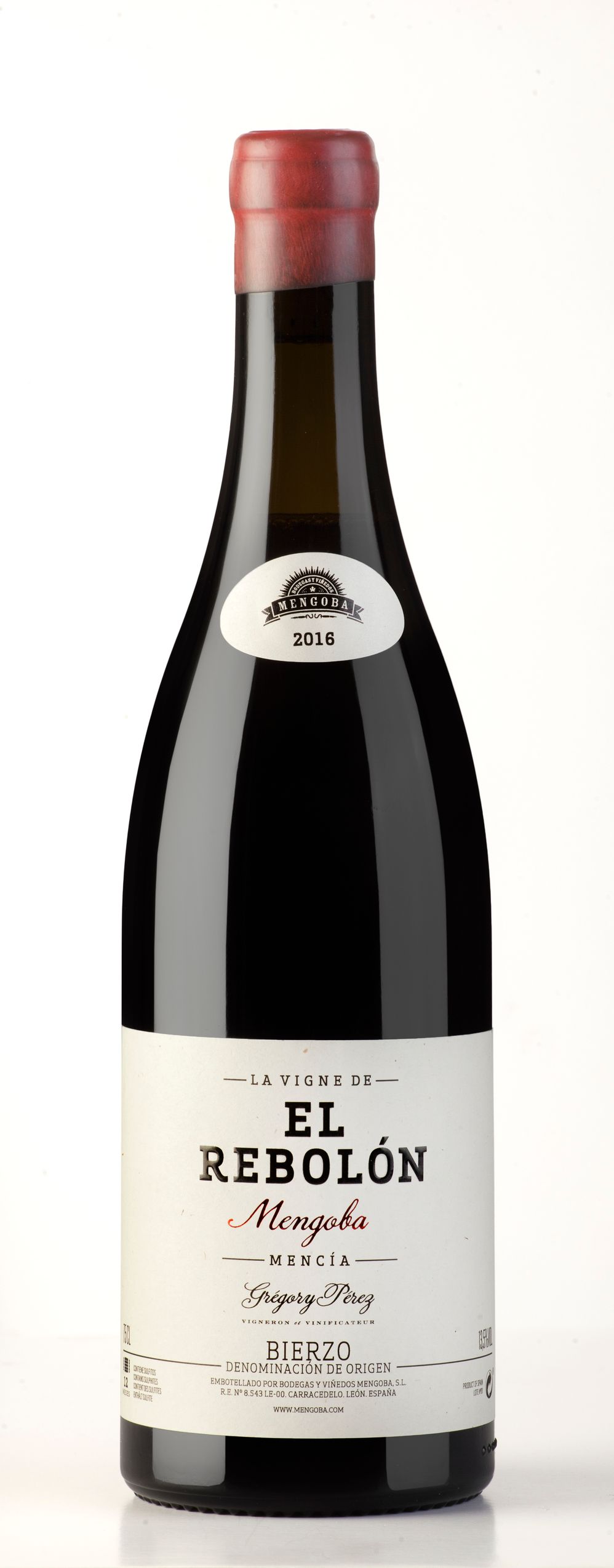Una botella de vino El Rebolón reposa sobre una superficie blanca.