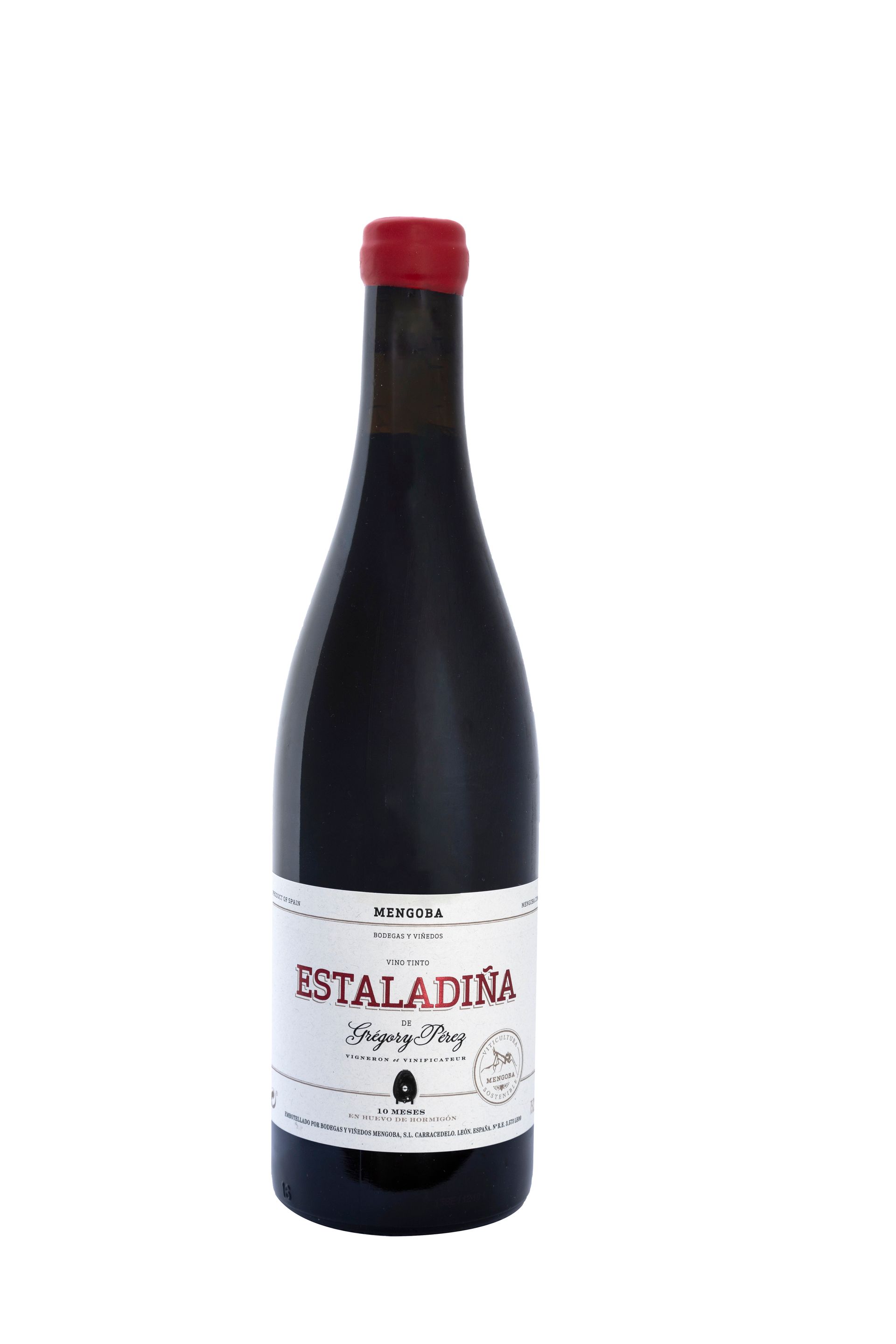 Una botella de vino tinto con un tapón rojo sobre un fondo blanco.