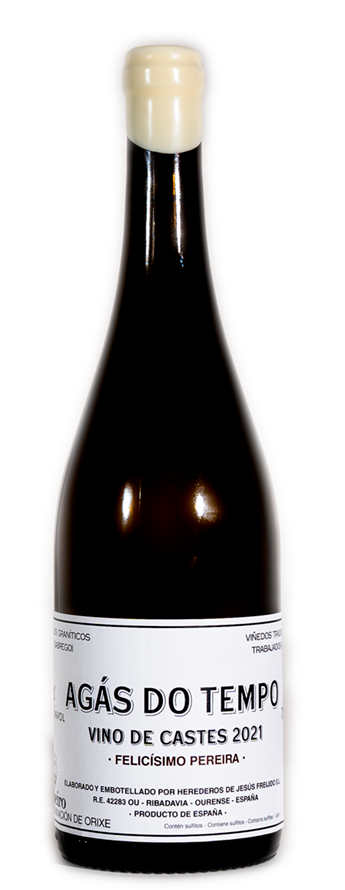 Una botella de vino con una etiqueta blanca