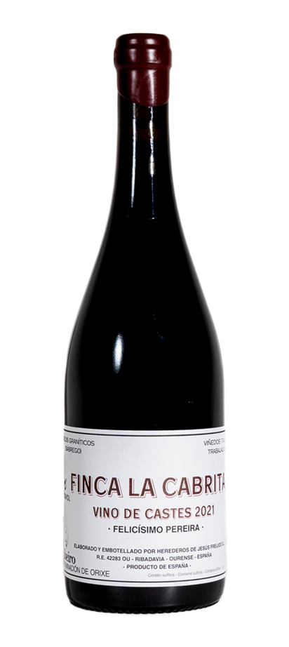 Una botella de vino tinto con una etiqueta blanca sobre un fondo blanco.