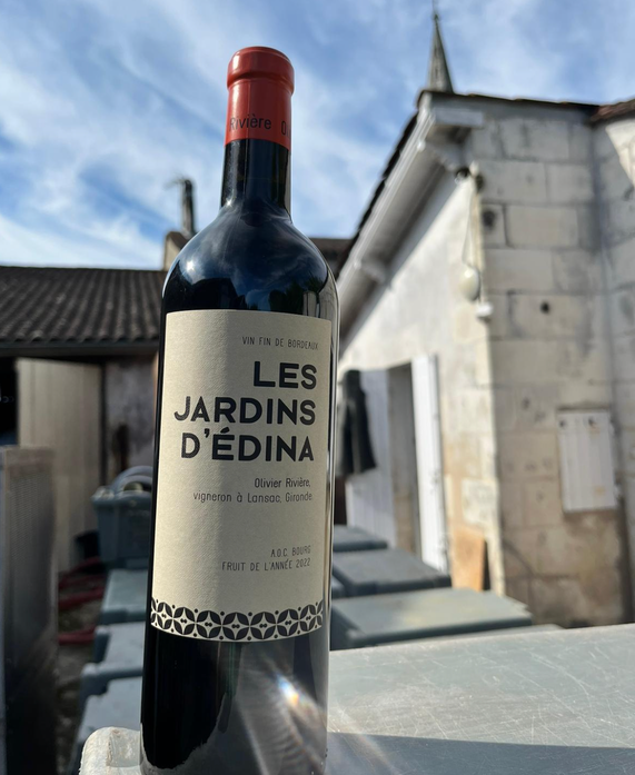 Una botella de Les Jardins d'Edina reposa sobre una mesa.