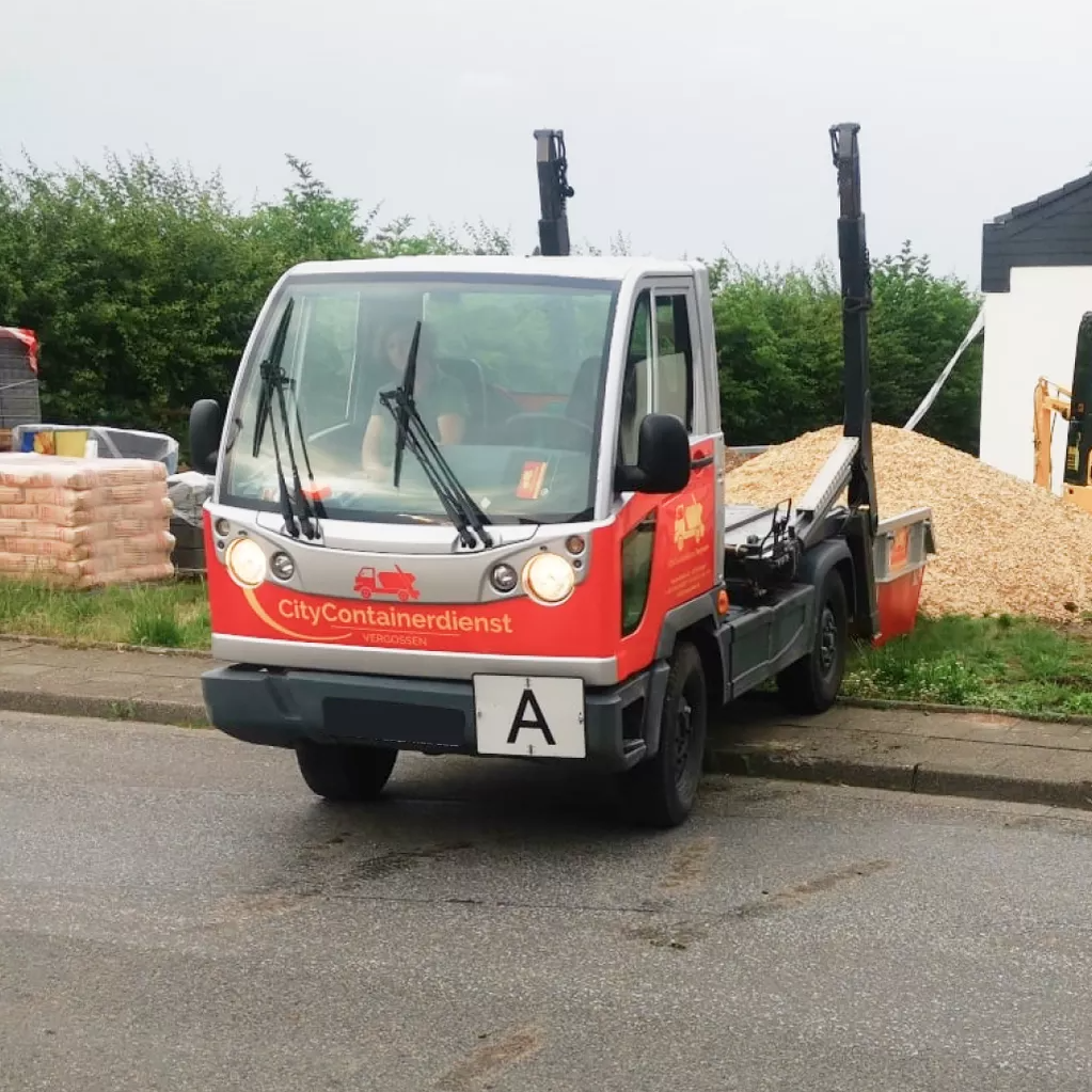 Ein rot-weißer LKW mit dem Buchstaben A auf der Vorderseite