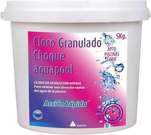 Cloro de choque en grano para acabar con las algas en su piscina.