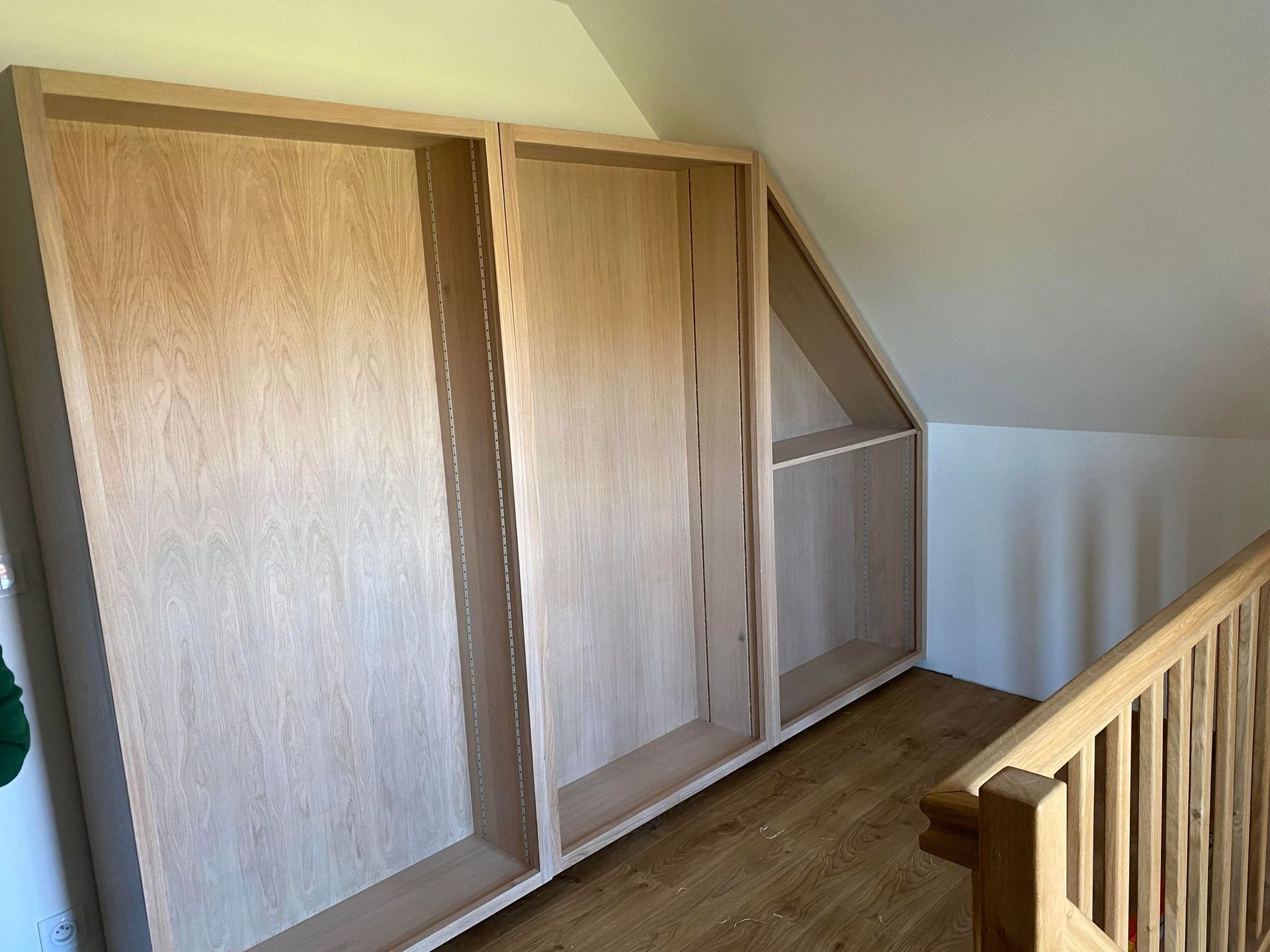 Meuble en bois sans étagère sous le toit