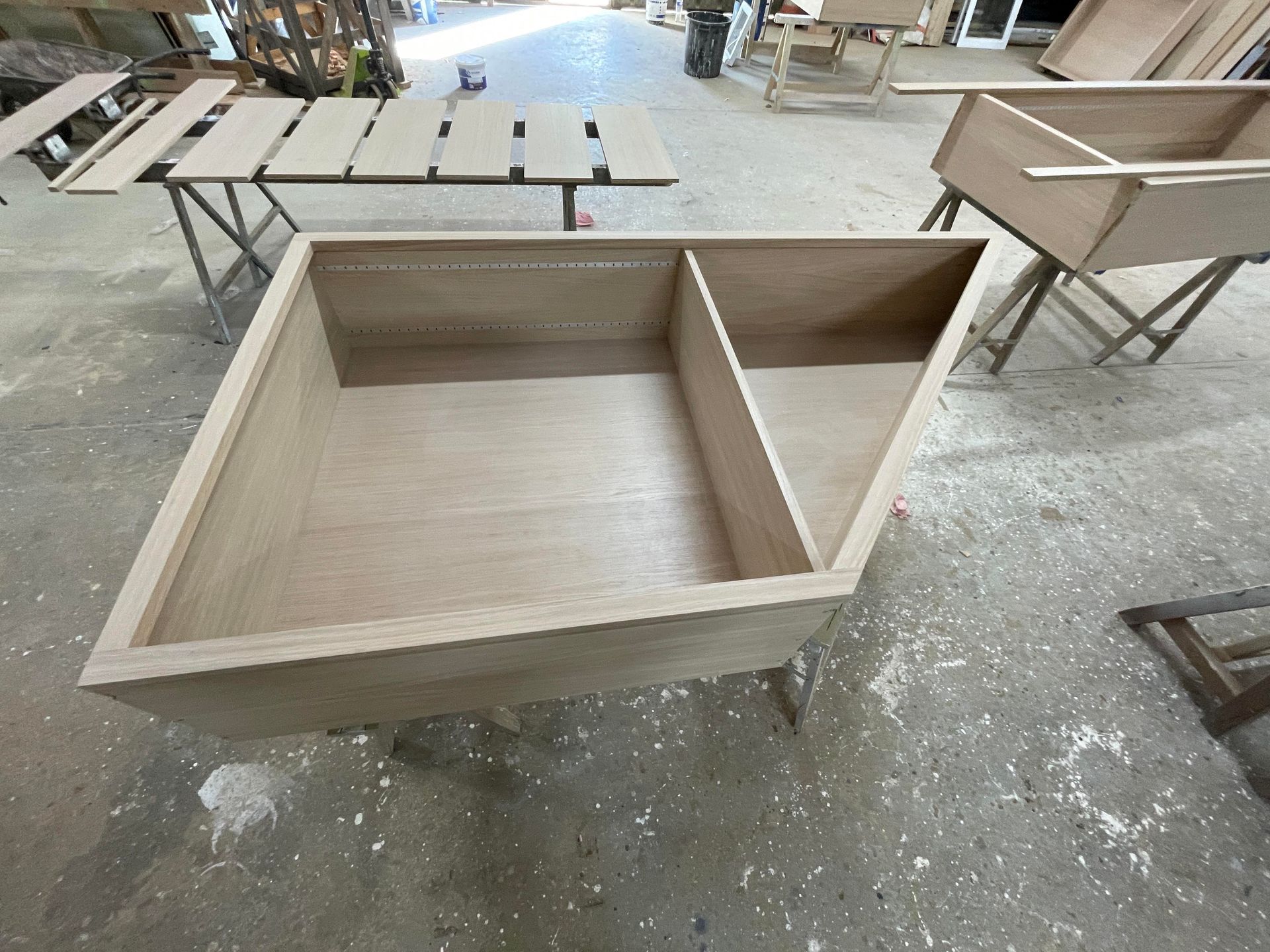 Meuble en bois octognale avec une planche au milieu