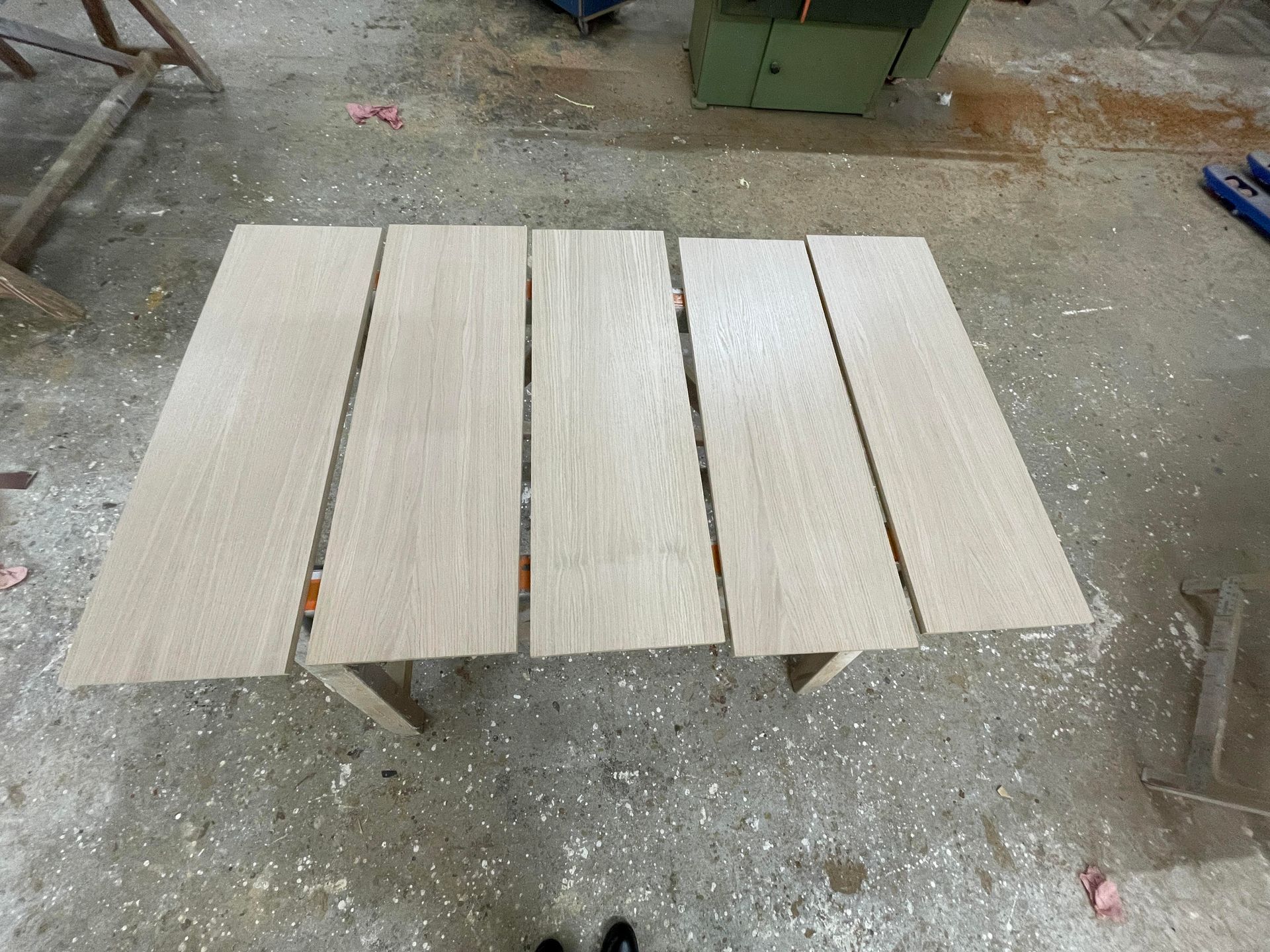 cinq planches de bois de même taille