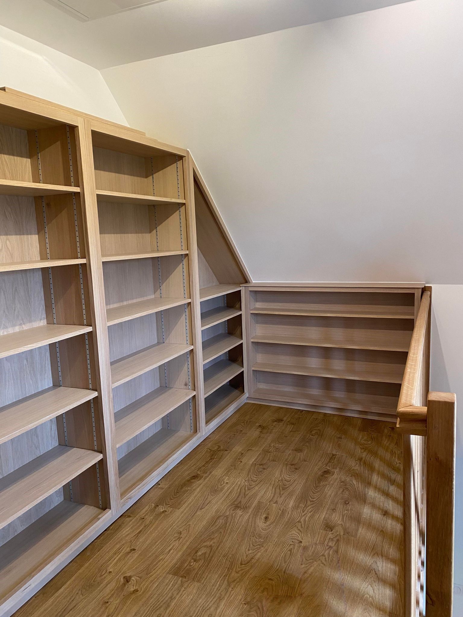 Meubles en bois sur-mesure devant garde-corps