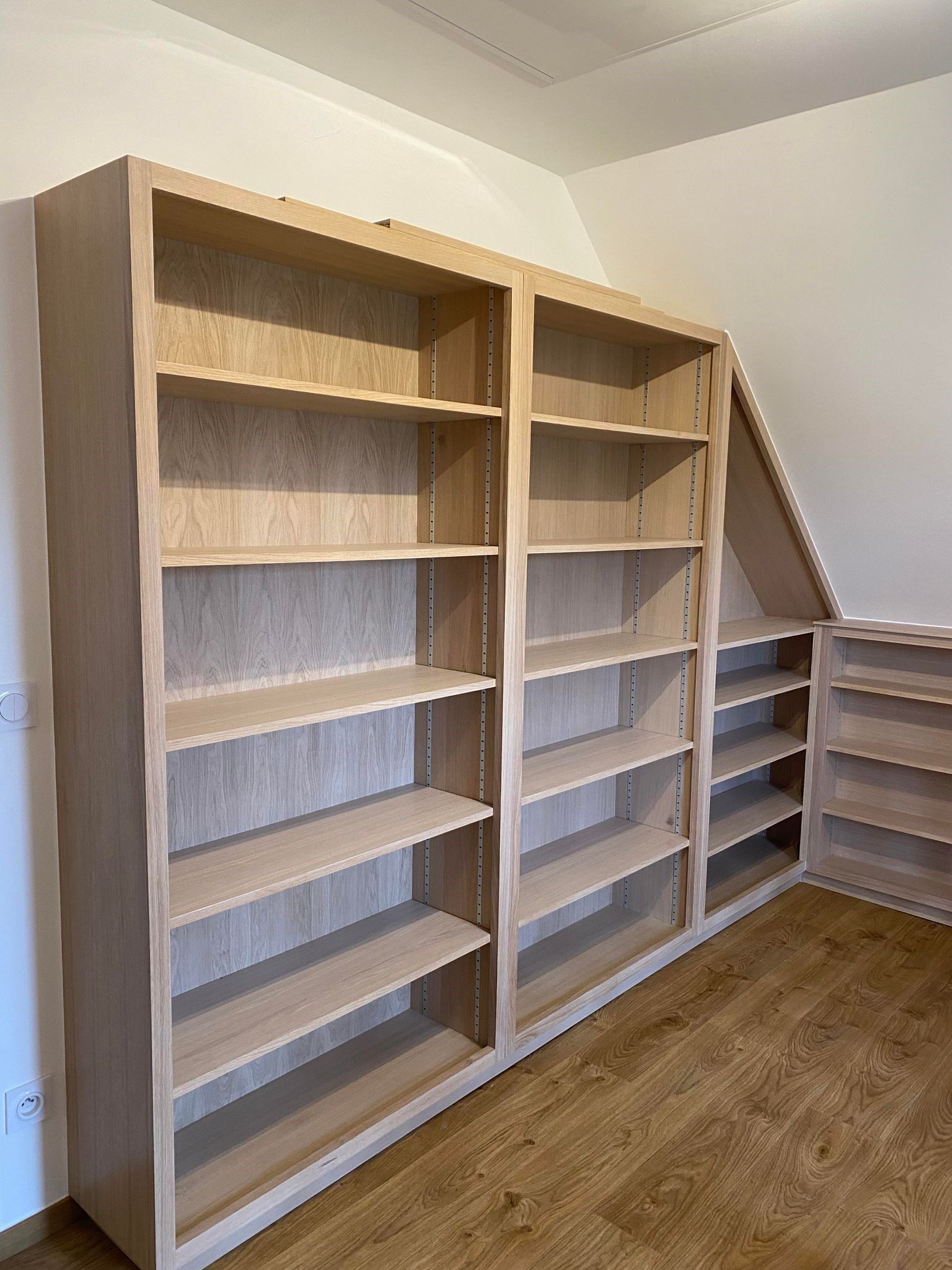 Meuble en bois avec étagères sous pente