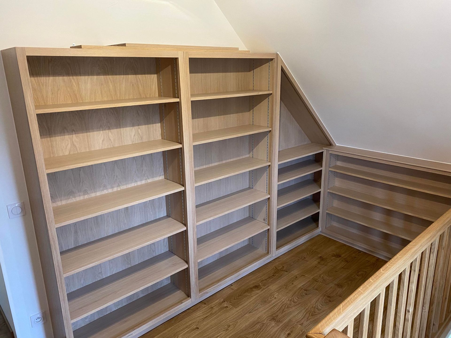 Meubles en bois avec étagères devant garde-corps en bois