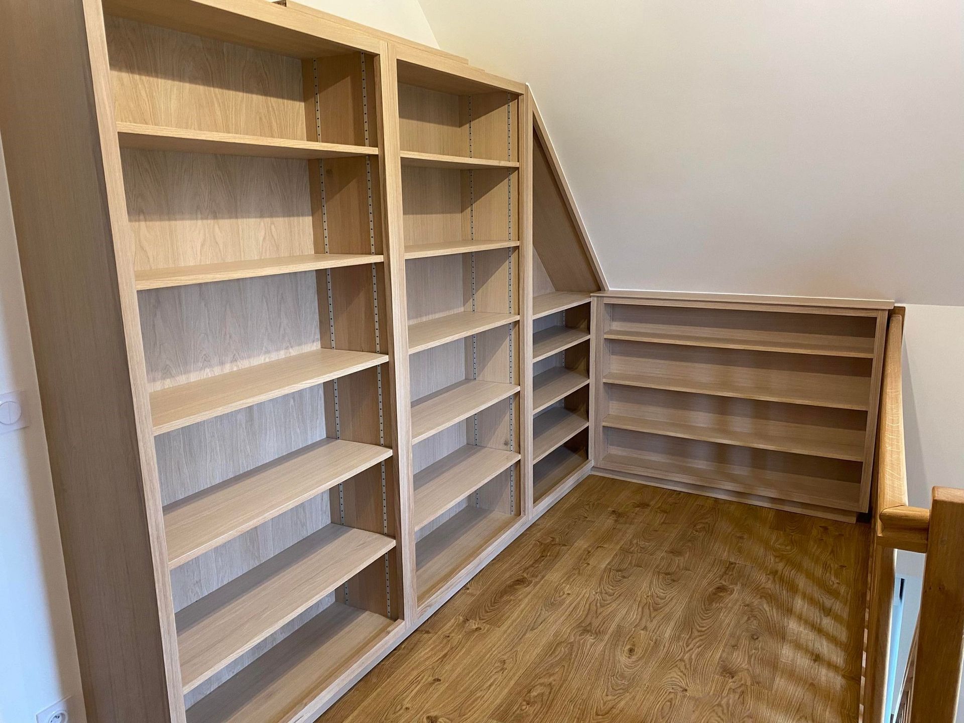 Étagères en bois sous pente sur parquet