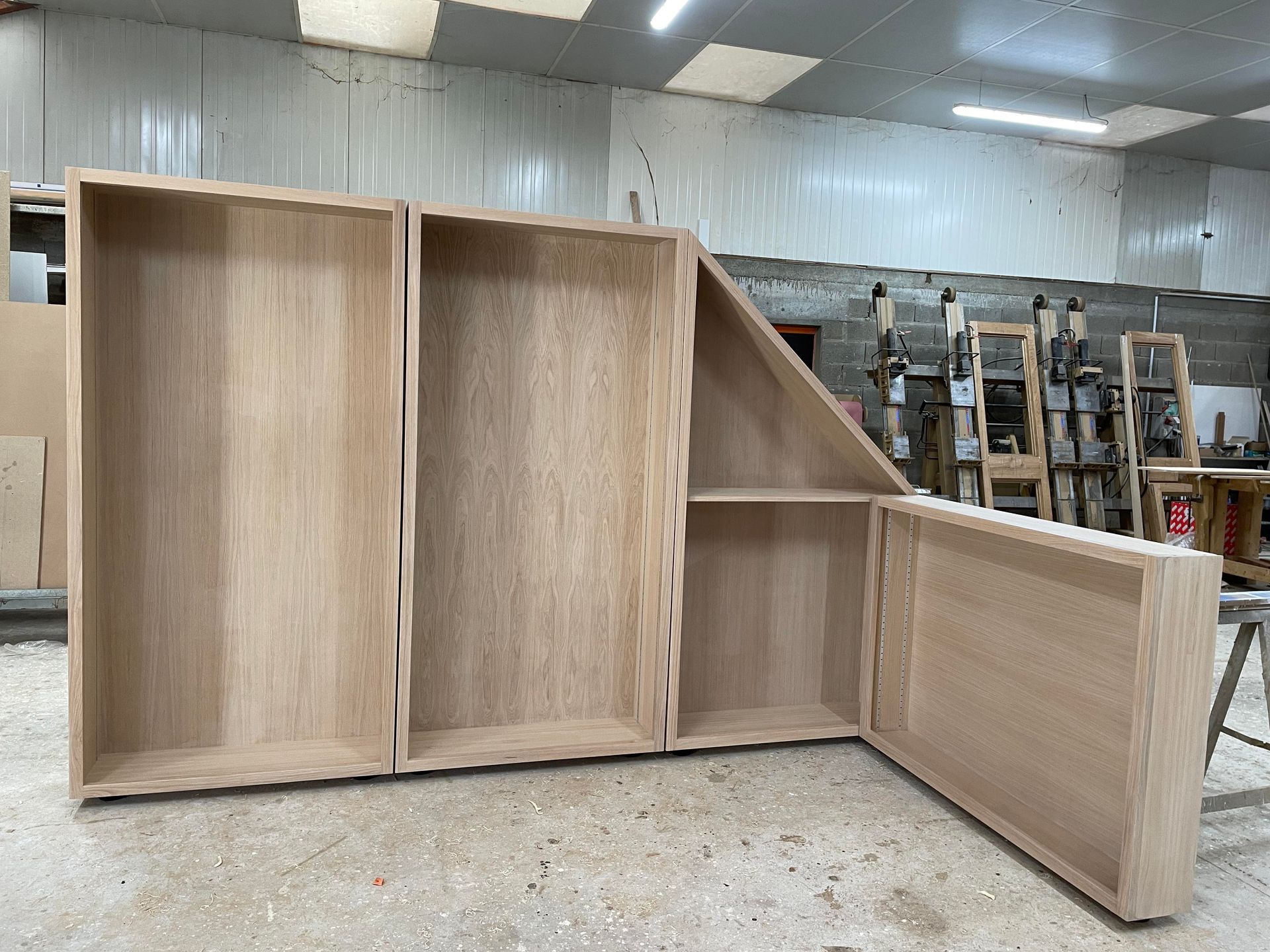 Meuble en bois sans étagères dans atelier