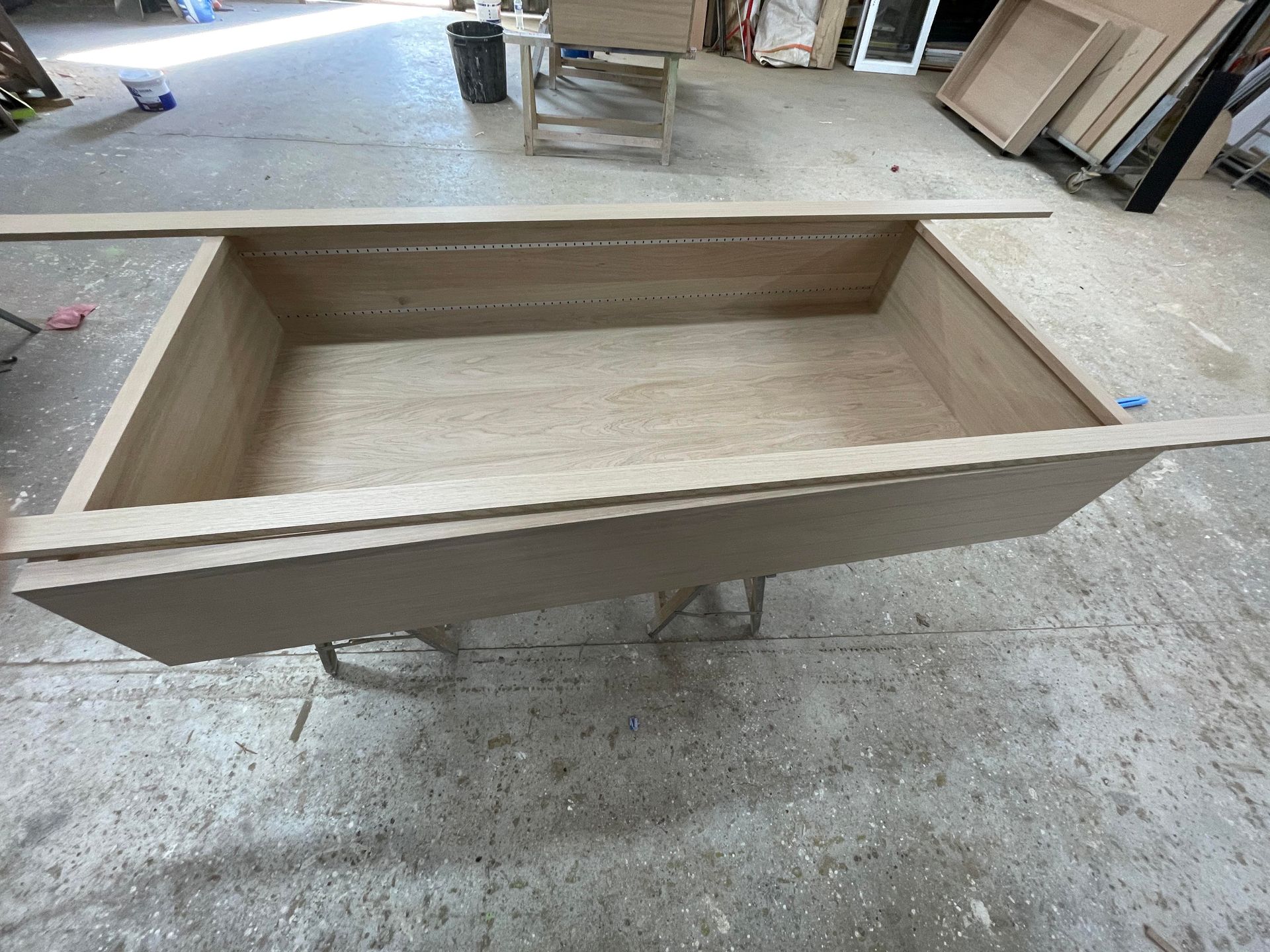 Deux planches de bois sur meuble en bois