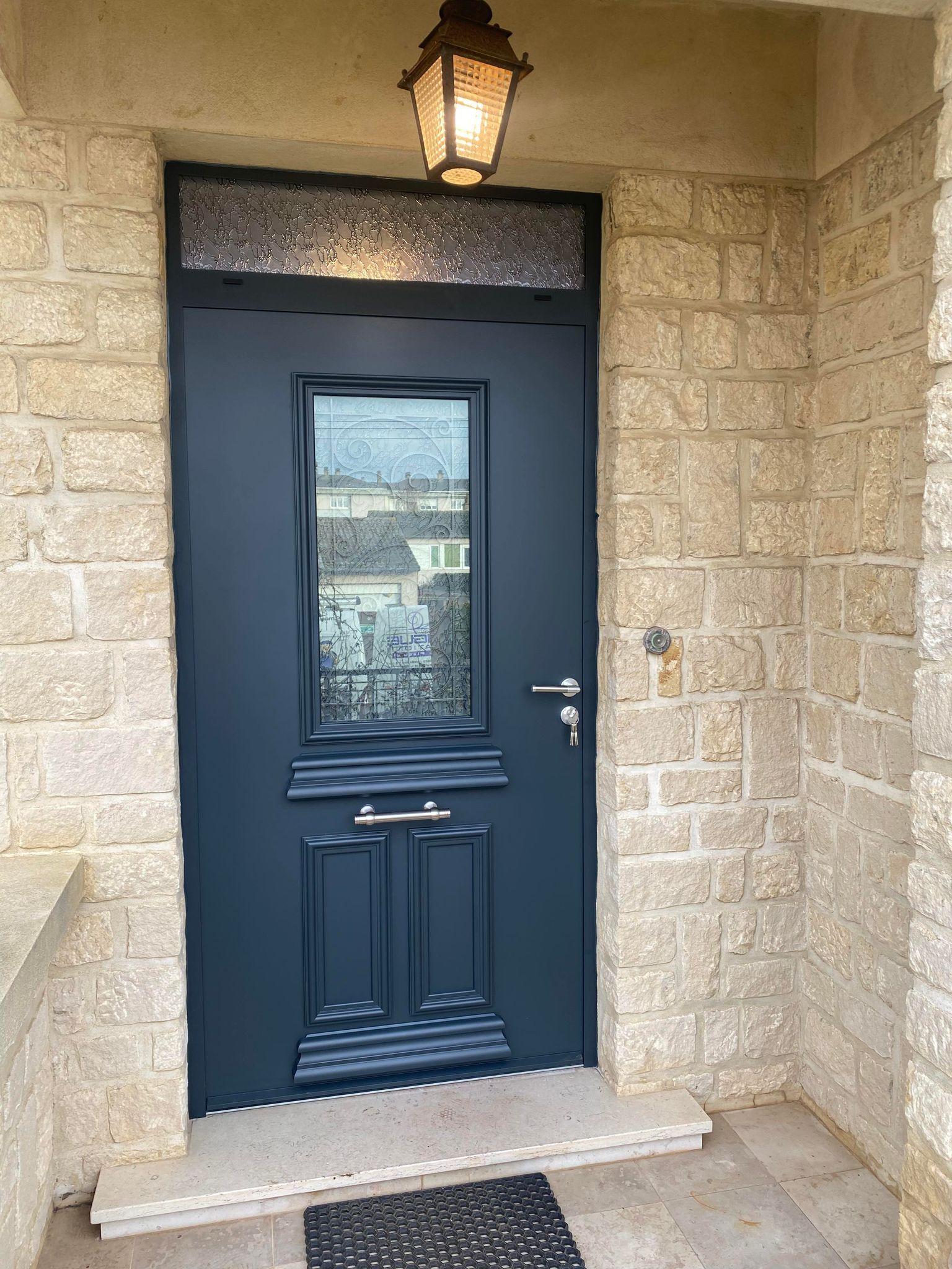 Pose d'une porte en alu gris