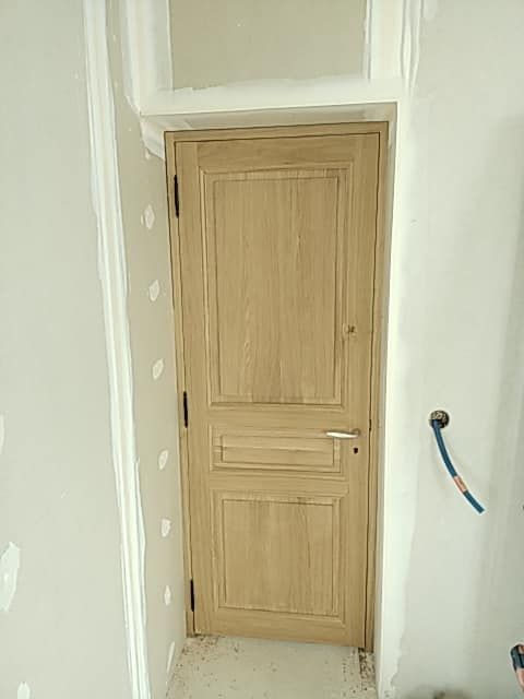 Porte en chêne posée par Radigue Rénovations