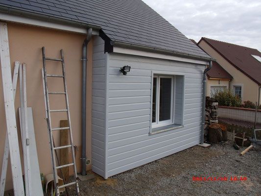 Travaux de bardage bois, échelle, travaux en cours