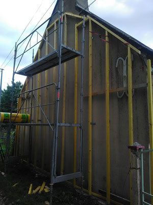 Chantier 1 ITE, façade de maison, échafaudage, travaux en cours
