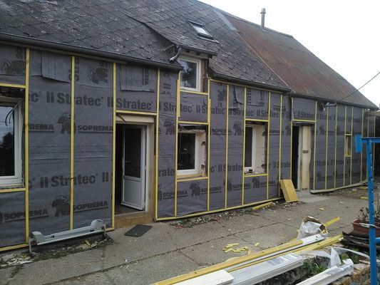 Chantier 1 ITE, façade de maison, pose de l'isolant