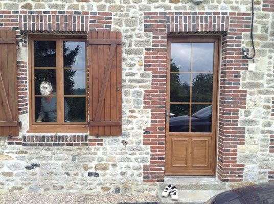 Ensemble porte et fenêtre en bois après travaux