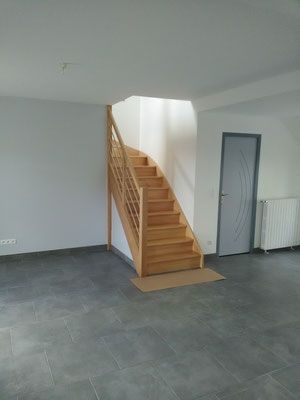 Escalier sur mesure, vue d'en bas avec recul