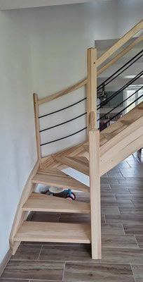 Escalier bois, vue d'en bas