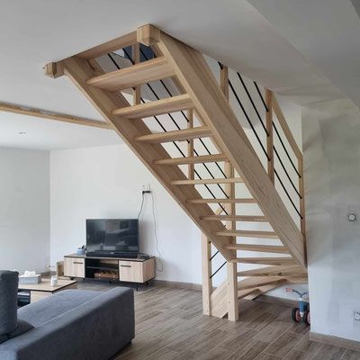 Escalier bois, vue du dessous, espace salon TV