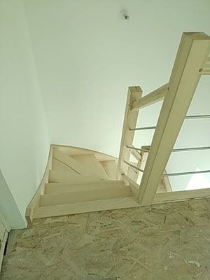 Escalier en frêne sur mesure, vue d'en haut en descente
