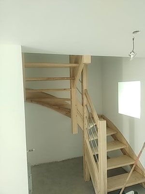 Escalier en frêne sur mesure, vue d'en bas avec recul