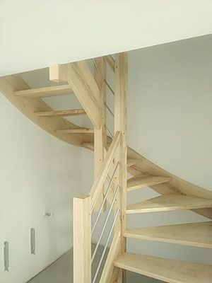 Escalier en frêne sur mesure, vue d'en bas en montée