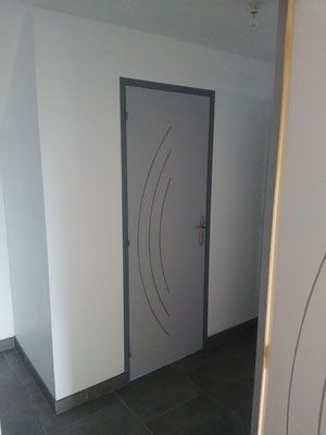 Porte intérieure fermée grise