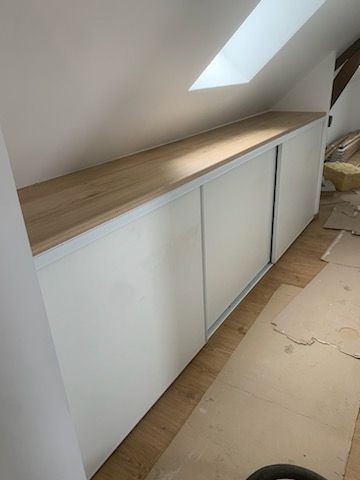 Placard à portes coulissantes avec tablette en bois sur mesure