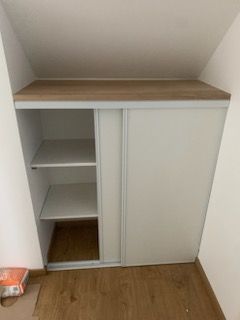 Placard blanc avec tablette en bois