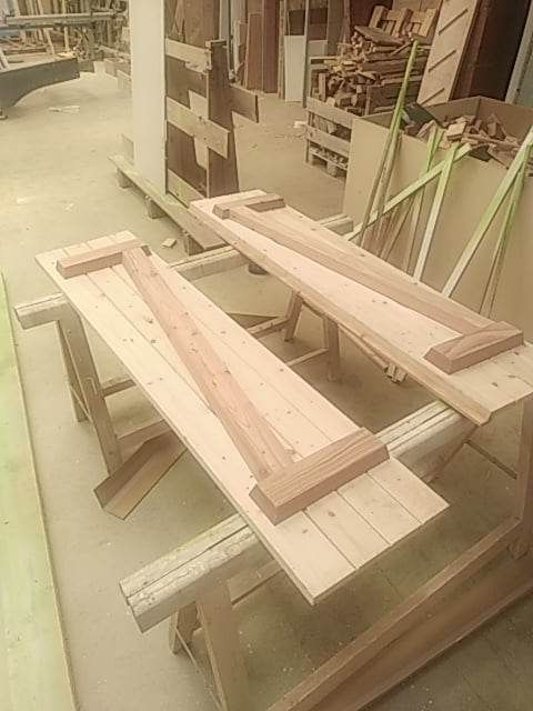 Volets bois posés sur des tréteaux en atelier face avant