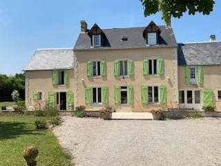 Volets verts, maison à étage