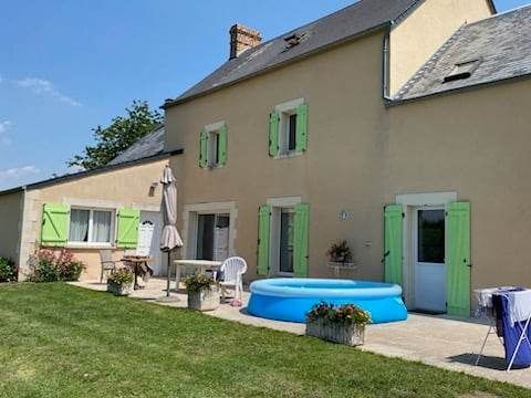Volets verts, maison à étage aprsè travaux, vue sur façade, terrasse, pelouse